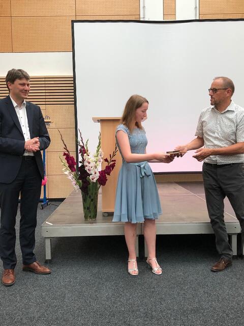 Elisa aus der Klasse 10aM war die Landkreisbeste aller Absolventen der Mittleren-Reife-Klassen mit einem Notendurchschnitt von 1,00. Mit ihr freuen sich Rektor Peter Reithmeir (rechts) und Bürgermeister Dr. Michael Higl.