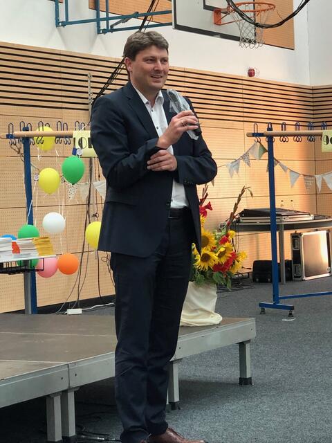 Bürgermeister und Schulverbandsvorsitzender Dr. Michael Higl sprach in allen drei Entlassfeiern ein persönliches Grußwort und erwähnte dabei die Werte der Freundschaft und Kameradschaft.