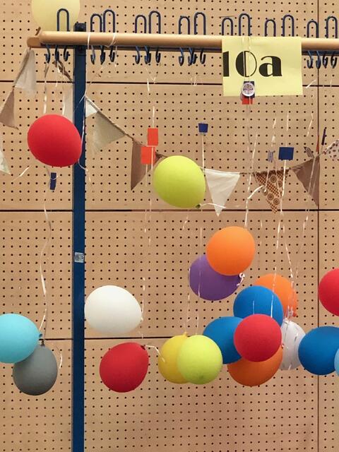 Für jeden Entlassschüler gab es einen bunten Luftballon, den er anschließend auch fliegen lassen konnte.