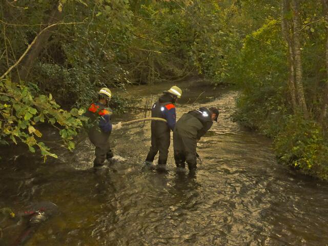 Kieslaichplatzauflockerung mit der Jugendfeuerwehr Herbertshofen | Foto: Stefan Roth