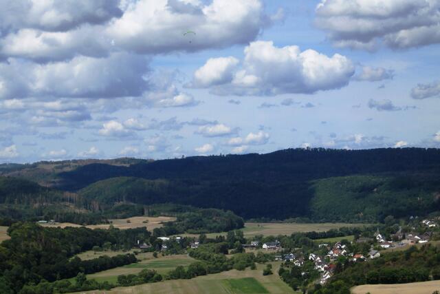In der Bildmitte ganz oben in der weißen Wolke dürfte der Gleiter mit der Lupe auch erkennbar sein.