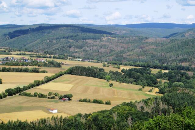 Am linken Bildrand ist der nordöstliche Teil Dodenaus erkennbar. Etwas rechts der Bildmitte erkennt man die Forstscheune der Kleudelburg.