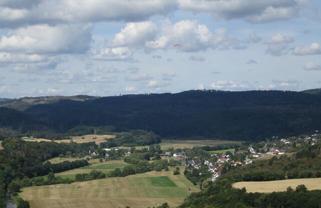 Und nun ist auch ein zweiter Gleitschirm im Himmel über Dodenau. Der erste schwebt noch in der Mitte der linken Bildhälfte knapp über der Waldkante.