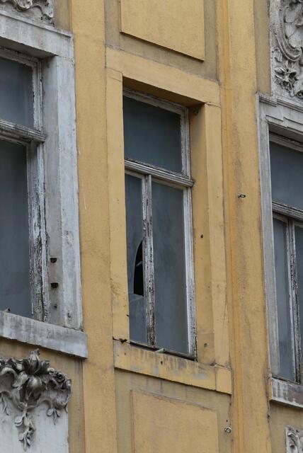 zum Fenster geschaut