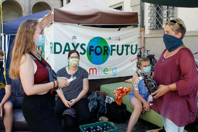 Im Gespräch mit jungen Menschen des Klimacamps Augsburg. | Foto: Daniela Ziegler