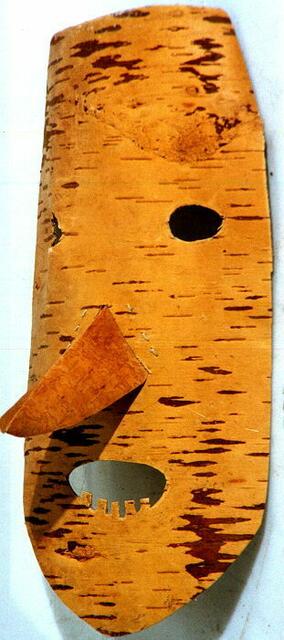 Bärentötermaske aus Birkenrinde von den Mansen am Jenisei: Der Bär soll den Träger nicht erkennen und ihm auch nach seinem Tod als Geist nichts in den Träumen anhaben können.