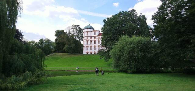 Der Park ist rund um das Schloss angelegt.