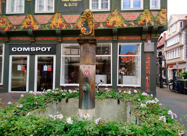 Auch der Brunnen ist sehenswert.