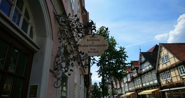 In der Altstadt gibt es viele schöne Nasenschilder.