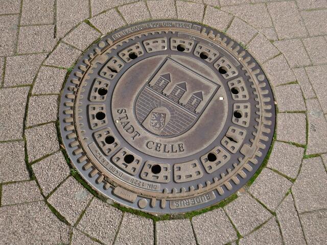 Ein gepflegter Kanaldeckel