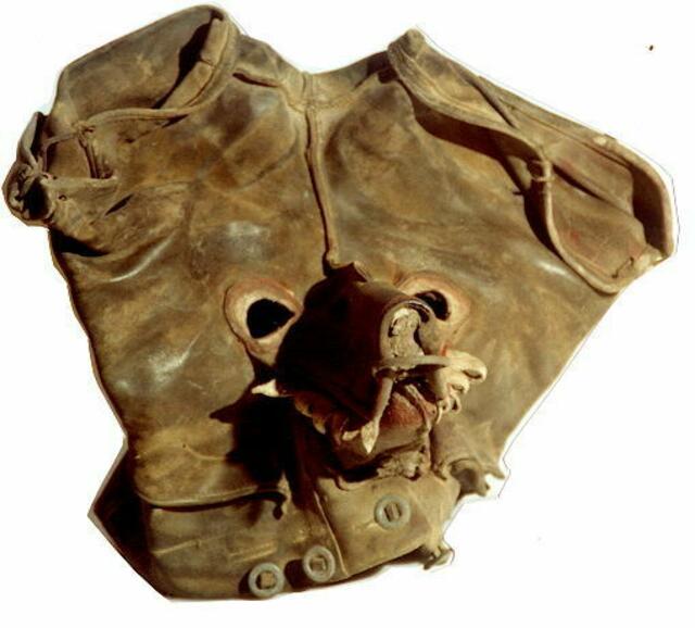 Bärenmaske aus einer alten Lederhose, Pongau