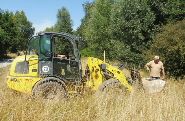 "Bitte hier ablegen", sagt Findlingsgeber Torsten Sprengel, Garten-und Landschaftsbau Sprengel + Trenkner.