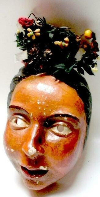 Kübelemaje aus dem Oberinntal: Frühlingsbringerin mit Blumen (aus: Kybele - magna mater)