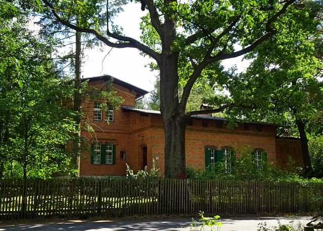 Ehemalige Königliche Freischule Nikolskoë, Nikolskoër Weg 14/16, gegenüber der Kirche St Peter und Paul