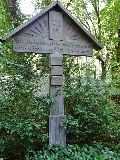 Aus dem 1. Weltkrieg: Grabstätte Max von Brakenhausen, Todesdatum 1917. Ein hohes Holzkreuz zur Erinnerung mit Eisernem Kreuz