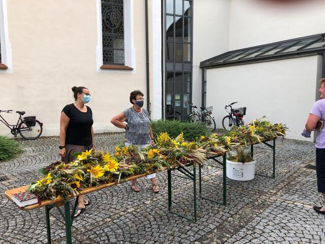 Aufgereiht in Reih und Glied - Abgabe nach der Segnung für einen freiwilligen Obolus.