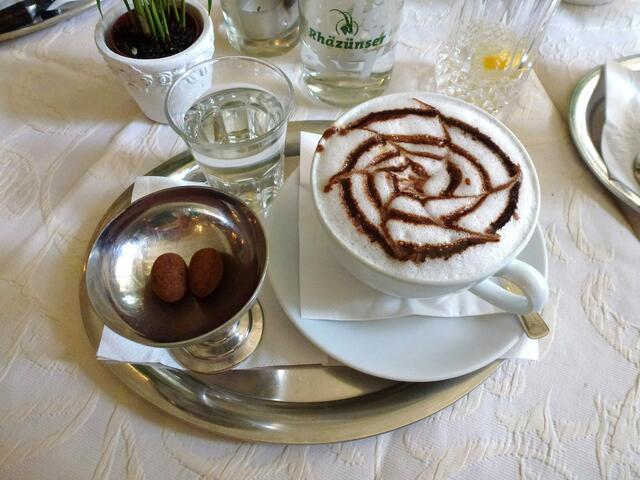 Ein besonders feiner Cappucino mit Schokoladen-Leckerli dabei.