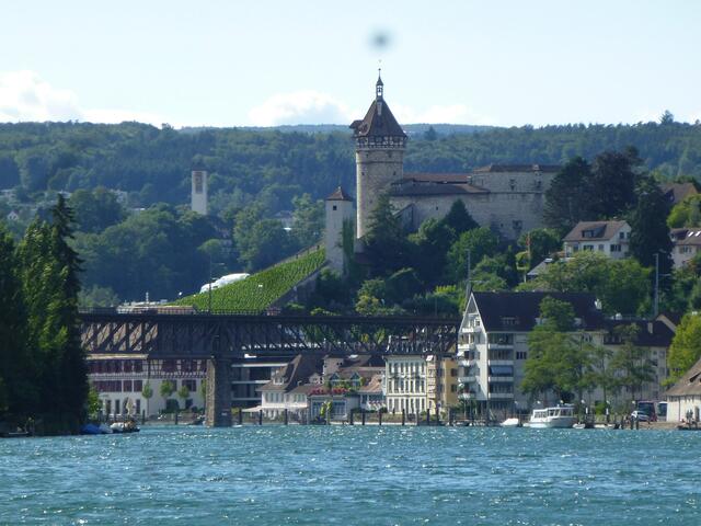 Hinter der Eisenbahnbrücke erhebt sich die Festungsanlage Munot.