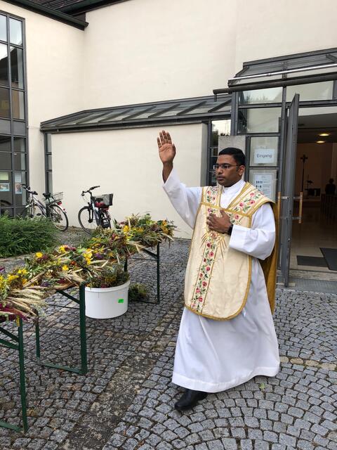 Pfarrer Abin Sunny segnete am Ende der feierlichen Eucharistie die Krautbunde.