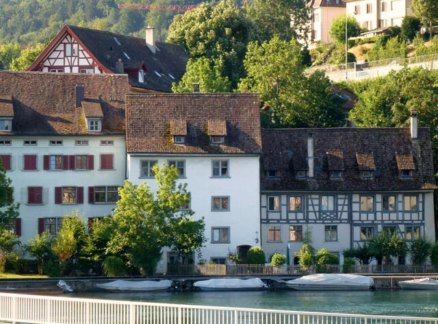 Blick auf Feuerthalen mit Rathaus (rotes Fachwerk)