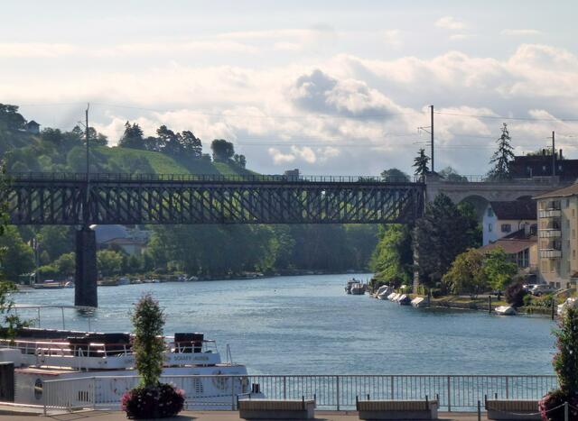 Eisenbahnbrücke rechtsseitig Feuerthalen, linksseitig Schaffhausen, im Vordergrund die Schiffslände