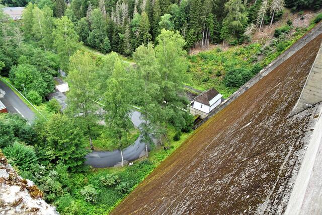 Blick von der Staumauer, unten ist der Fuß der Staumauer 45 m breit