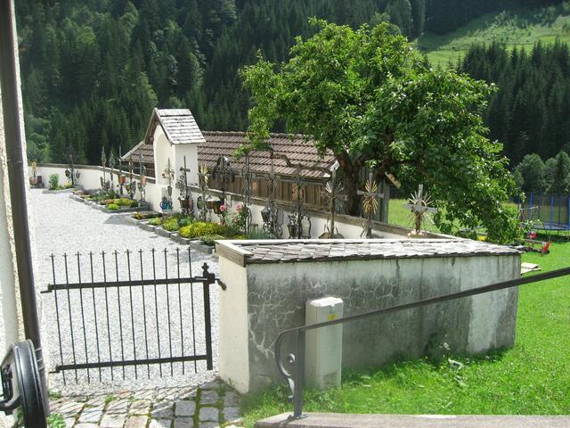 Der winzige Friedhof von Hinterhornbach. Es gab nur drei oder vier wiederkehrende Familiennamen, die auf den Grabkreuzen vermerkt waren.