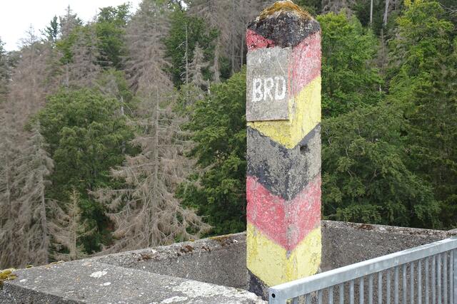 Grenzpfosten auf der Staumauer
