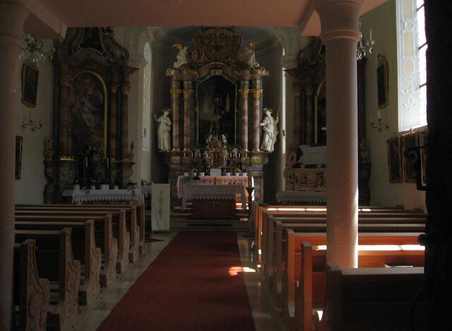 Durchs Absperrgitter fotografiert: Innenraum der kath. Kirche von Hinterhornbach.