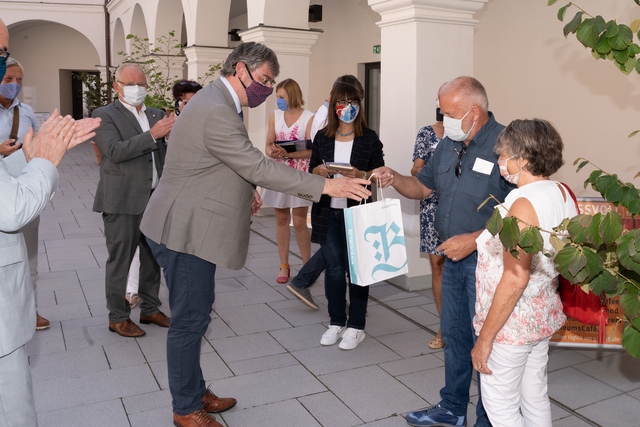 Bereits 20.000 Besucher bei der Landesausstellung 2020 in Friedberg und Aichach - Projektleiter Dr. Peter Wolf gratuliert Werner Stenke und Ehefrau Claudia
