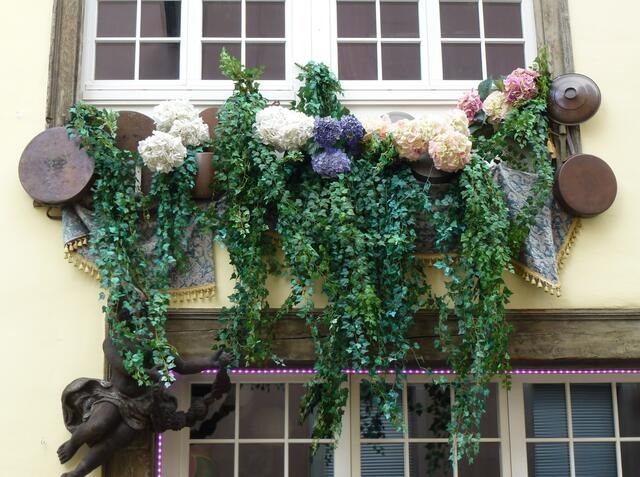 Üppige Außendekorationen.