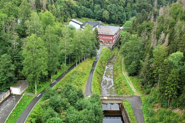 der Abfluss der Ecker mit Wasseraufbereitungsanlagen und Stromerzeugungsanlagen im Eckertal