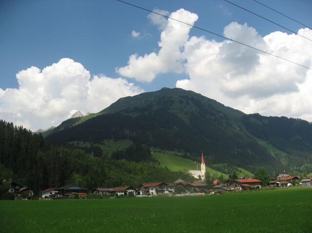 Ortsbild Holzgau, im Lechtal. Selbst hier, im engen Fluß-und Bergtal, hatte uns die Hitze der letzten Tage eingeholt. Standort: Plätzchen im Schatten, bei Kaffee und Kuchenpause.