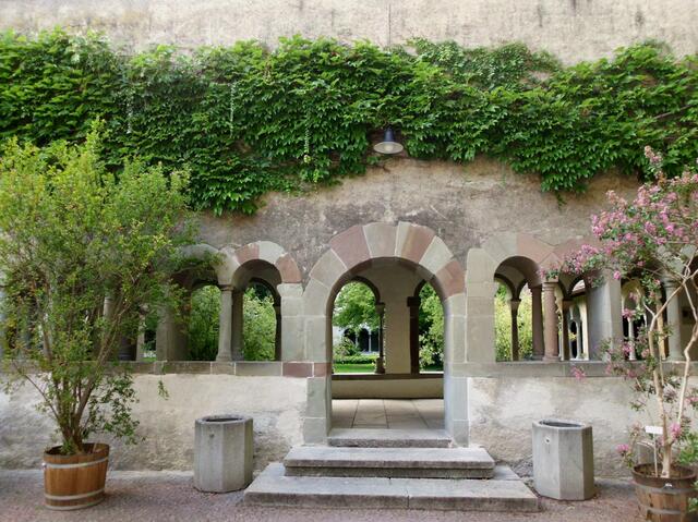 Wir nähern uns dem Kreuzgang.