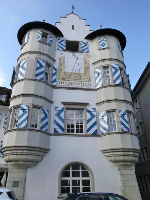 Thiergarten-Fassade mit Sonnenuhr