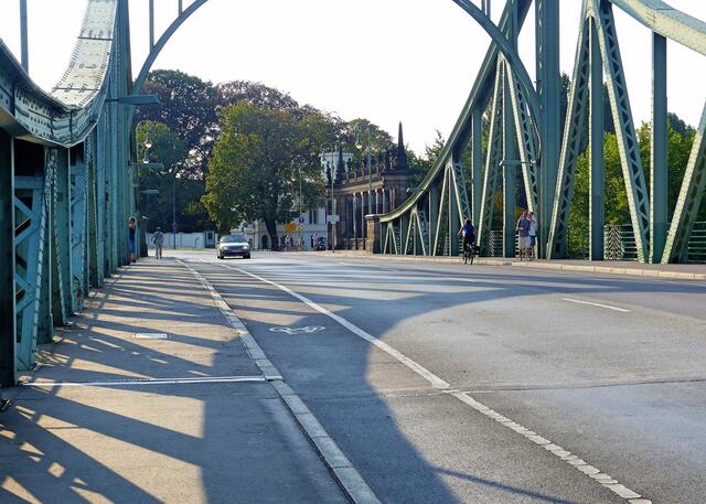 Auf der Glienicker Brücke. Die weiße Markierung auf dem Boden zeigt die Grenze auf.