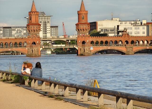 Oberbaumbrücke, von der East Side Gallery aus gesehen (älteres Foto).