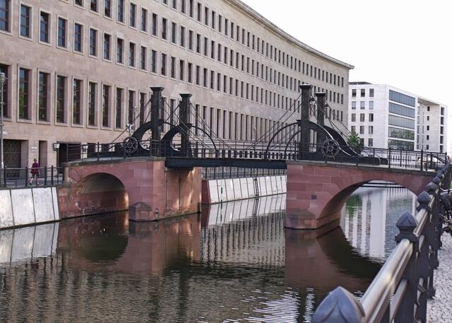 Jungfernbrücke an der Friedrichsgracht. Über die Herkunft des Namens gibt es verschiedene Legenden:  In der Nähe war eine nur Männern vorbehaltene Flussbadeanstalt. Die Jungfern mussten an der Brücke zurückbleiben.

 
Ein Hochzeitsbrauch: Die Braut musste über die Brücke gehen. Wenn dabei die Bohlen knarrten, war ihre Jungfräulichkeit anzuzweifeln. (Anmerkung: Die Bohlen knarrten immer!)
