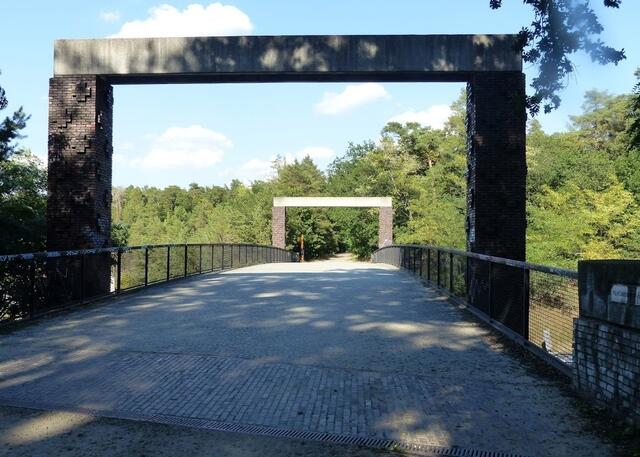 Königswegbrücke im Düppeler Forst, führt über die A115 am ehemaligen Grenzübergang Dreilinden.

Besonderes Interesse an dieser Brücke entstand, als sie aufgrund ihrer Lage im Bereich der Mauerführung zum Beobachtungspunkt für Ost und West wurde.