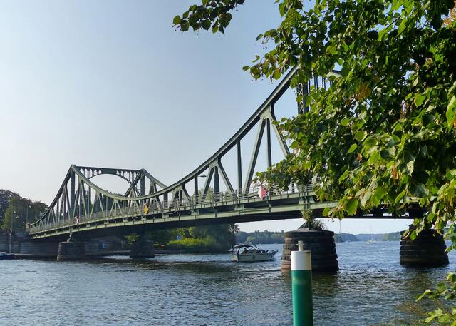 Diese darf natürlich nicht fehlen: Die Glienicker Brücke bildet die Stadtgrenze zwischen Potsdam und dem ehem. West-Berlin. Während der deutschen Teilung war die Brücke berühmt als Austauschort für Spione und politische Häftlinge.