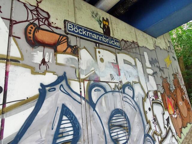 Die Boeckmannbrücke über den Teltowkanal verbindet Wannsee mit den Ortsteilen Steinstücken und Albrechts Teerofen sowie Potsdam-Babelsberg. Unter der Brücke gibt es reichlich Graffiti.