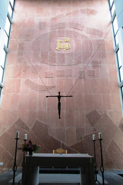 Altar, Kreuz und das Lamm Gottes in der katholischen Kirche St. Marien zu Battenberg (Eder).