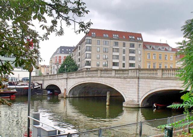Inselbrücke am historischen Hafen, von der Fischerinsel aus aufgenommen