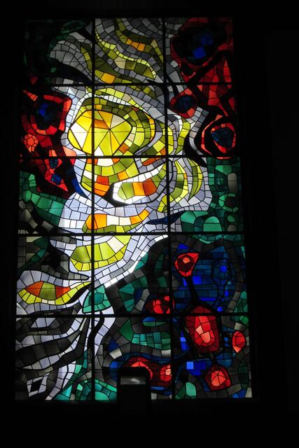 Das Fenster über dem Eingang der Kirche St. Marien zu Battenberg (Eder) symbolisiert Jesus Christus, das Licht der Welt, der einen noch in der Finsternis gefangenen Menschen zu sich ins Licht ruft. 