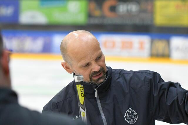 EHC-Coach Waldemar Dietrich bereitet seine junge Mannschaft auf zwei Testspiele gegen die DNL-Teams aus Kaufbeuren und Augsburg vor.