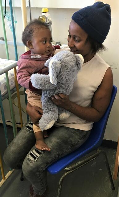 Eine kleine Patientin mit ihrer Mutter im Tygberg Hospital | Foto: Prof. Bernhard Maisch