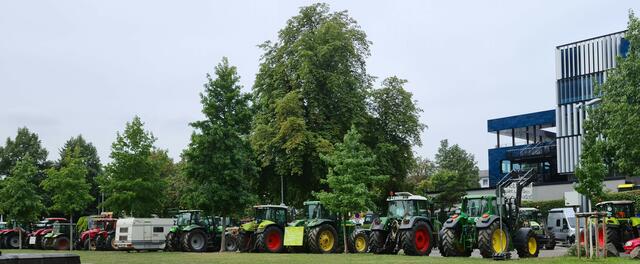 Lager der Bauern aus dem Hunsrück direkt am Tagungshotel Mercure
