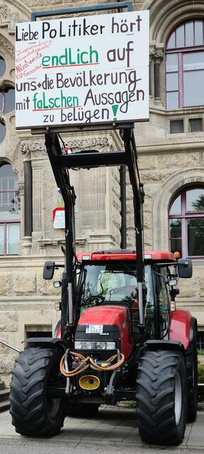 Traktor mit Protest gegen die Lügen der Politik gegenüber Bauern und Verbraucher: zu durchbrechen nur über deren Schulterschluss!