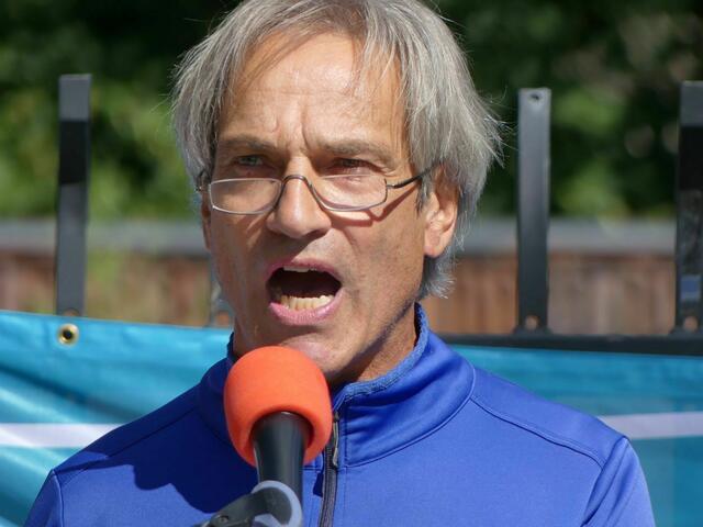 Der Schauspieler Peter Lüchinger beeindruckte mit der Rezitation von Texten von Shakespeare, Brecht und Tucholsky.