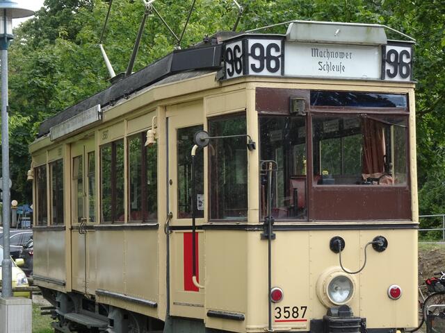 Die alte Straßenbahnlinie 96 fuhr ab 1930 von Behrenstraße - Tempelhof - Lichterfelde-Ost - Seehof - Teltow - Stahnsdorf - Machnower Schleuse (Endstation). Wegen der Abriegelung durch die Mauer wurde 1961 der Betrieb auf der Teltower Strecke eingestellt, 1966 endete der Betrieb auf Westberliner Seite. Früher befand sich der Waggon vorm LIDL-Markt in Teltow, im Jahre 2009 wurde er zur Machnower Schleuse umgesetzt.